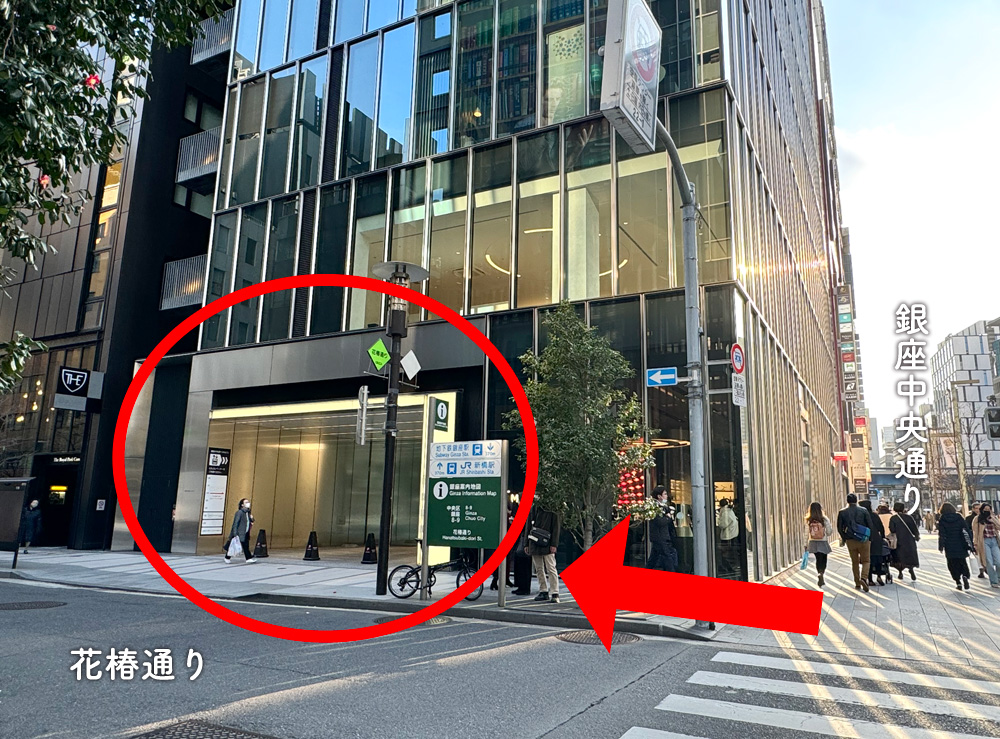 花椿通りという小道を曲がります